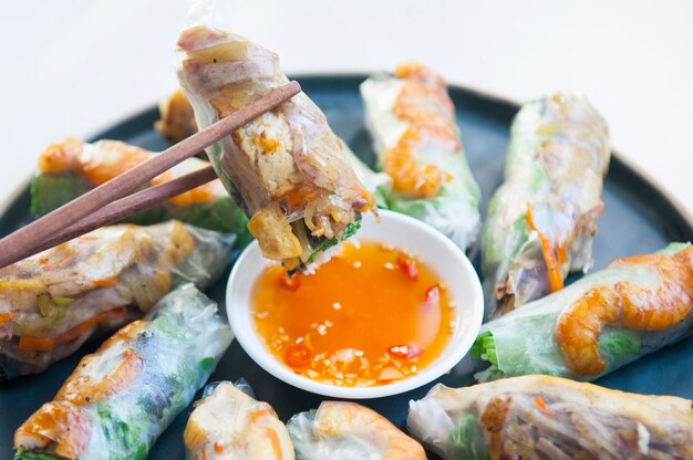 Rollos de primavera frescos vietnamitas con verduras de camarón y salsa de inmersión
