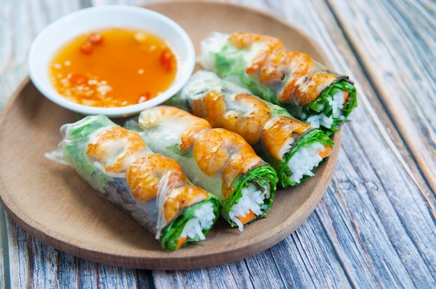 Rollos de primavera frescos vietnamitas con verduras de camarón y salsa de inmersión