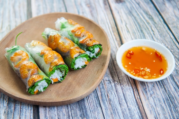 Rollos de primavera frescos vietnamitas con verduras de camarón y salsa de inmersión