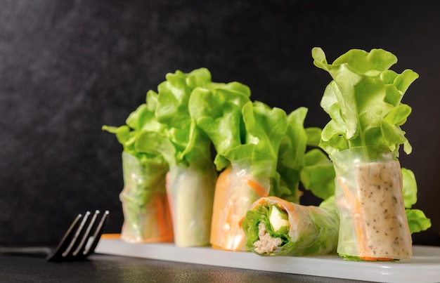 Foto rollos de primavera de papel de arroz de verduras frescas