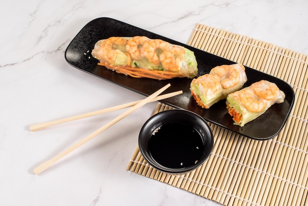 Rollos de primavera de sushi frescos y sabrosos con pollo y gambas. cocina japonesa