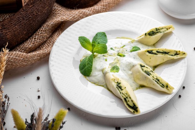 Foto rollos de queso de comida georgiana tradicional con menta