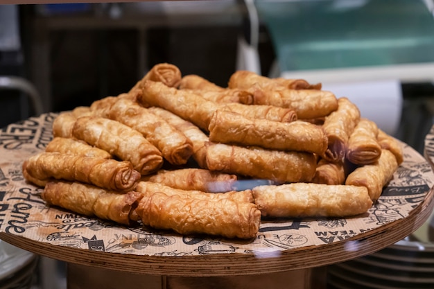 Rollos de queso feta frito turco en una bandeja en una panadería turca deliciosos pasteles nacionales cocina turca