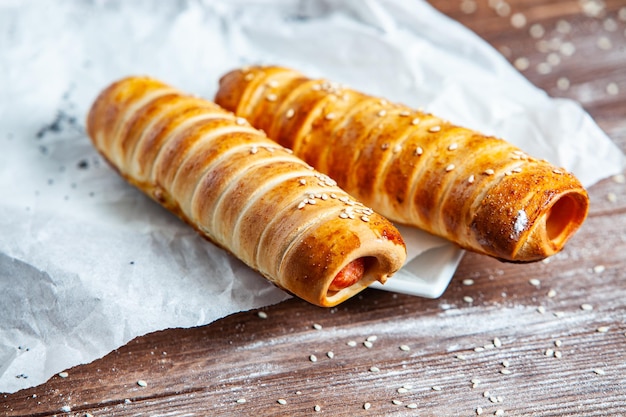 Rollos de salchicha fresca sabrosa en placa