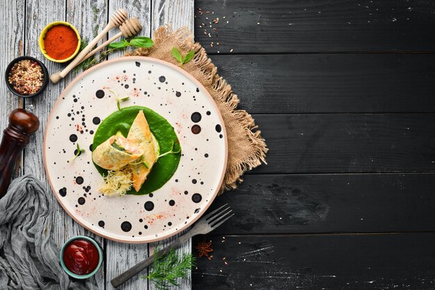 Rollos con salmón y espinacas Lavash En el plato Vista superior Espacio libre para tu texto Estilo rústico