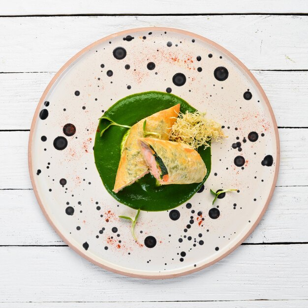 Rollos con salmón y espinacas Lavash En el plato Vista superior Espacio libre para tu texto Estilo rústico