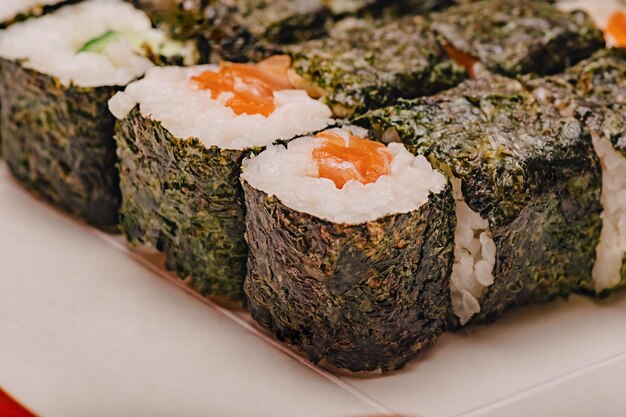 Rollos con salmón foto macro Entrega de comida Rollos de cocina japonesa