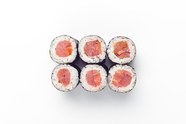 Rollos sobre un fondo blanco rollos y sushi sushi con diferentes rellenos