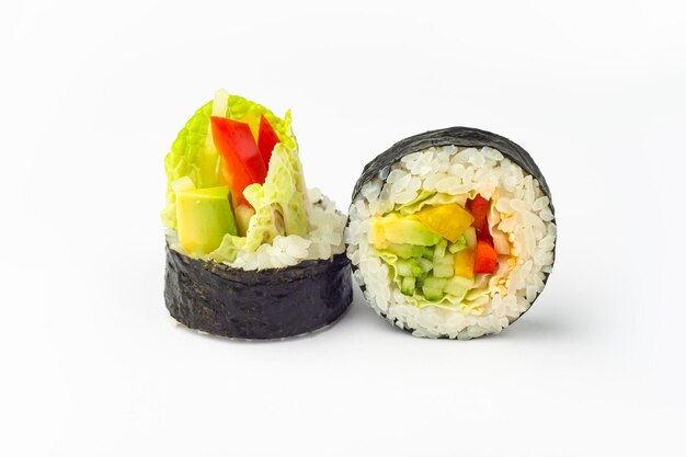 Rollos sobre un fondo blanco rollos y sushi sushi con diferentes rellenos