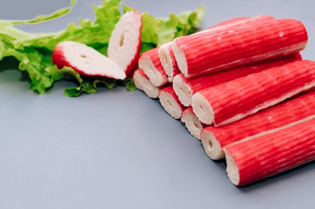 Rollos de surimi de palitos de cangrejo doblados en forma de pirámide