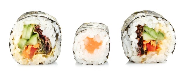 Rollos de sushi aislados en blanco