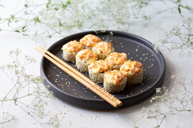 Rollos de sushi al horno con arroz blanco, ajonjolí, camarones y ensalada de salmón