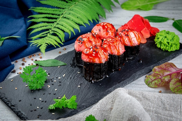 Rollos de sushi al horno con tapa de gambas al sésamo y salsa unagi Cocina tradicional japonesa