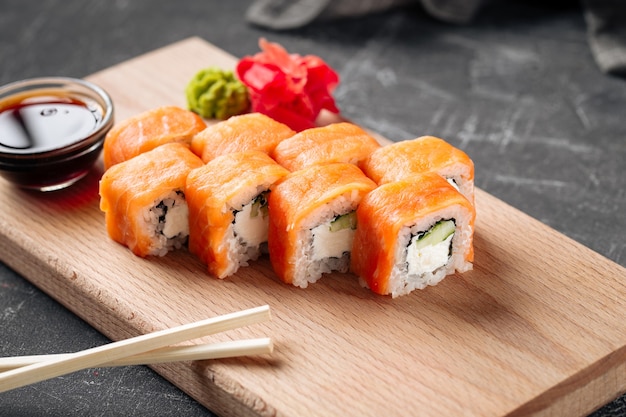 Rollos de sushi americano philadelphia con salmón y queso crema