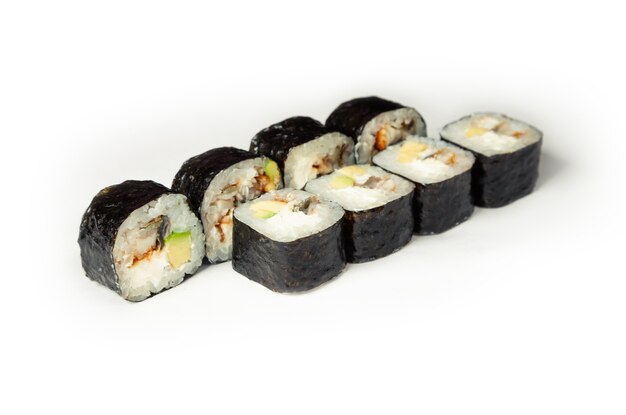 Rollos de sushi con anguila y aguacate