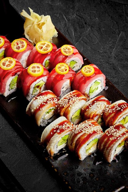 Rollos de sushi con anguila, atún, queso crema, aguacate, pepino, salsa unagi