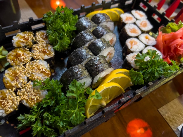 Rollos de sushi en una bandeja especial