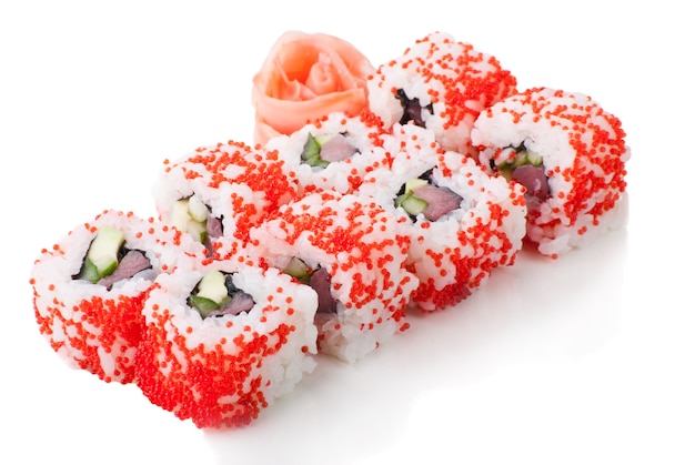 Rollos de sushi de California rojo sobre fondo blanco aislado