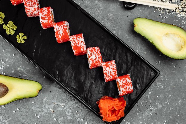 Rollos de sushi de California, con verduras crudas, fondo de borde de alimentos.