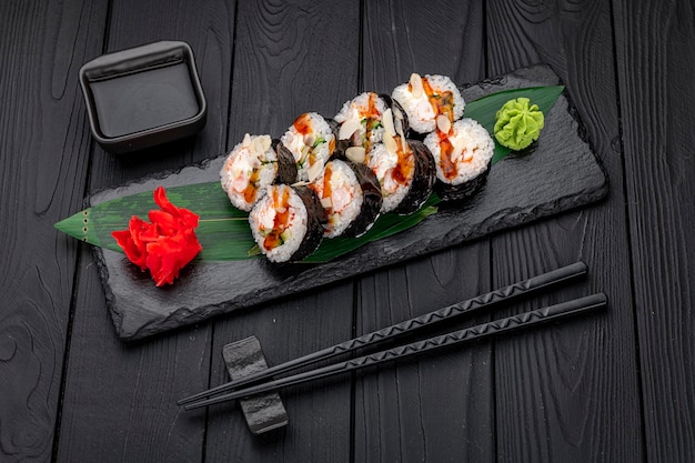 Rollos de sushi con camarones de cangrejo de salmón y salsa picante