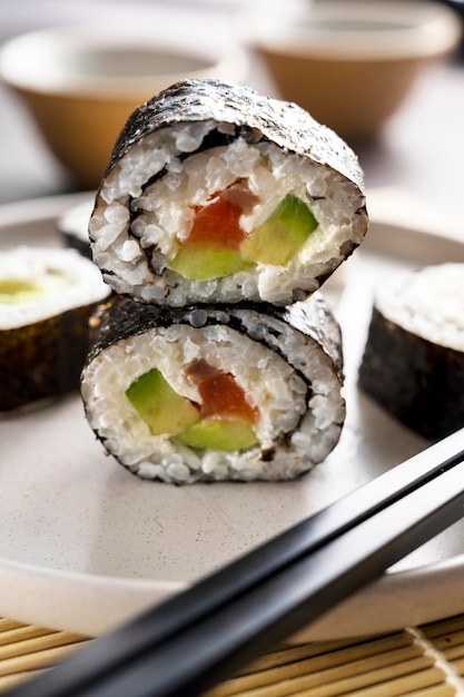 Rollos de sushi de cerca con salmón, aguacate y pepino