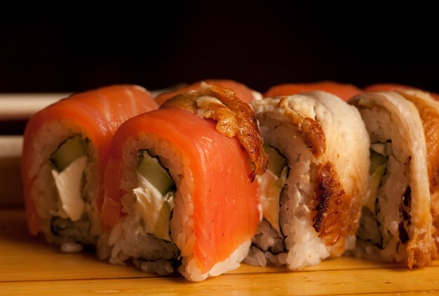 Rollos de sushi de cerca