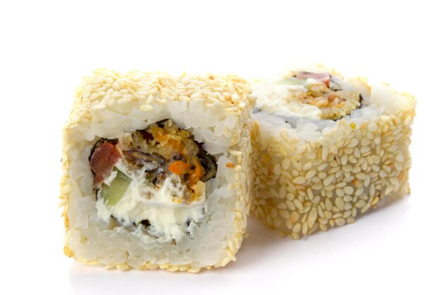 Rollos de sushi comida japonesa aislado sobre fondo blanco.