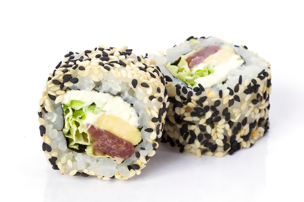 Rollos de sushi comida japonesa aislado sobre fondo blanco.