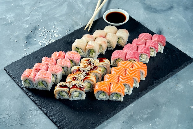 Rollos de sushi con crema de queso, pepino y pescado