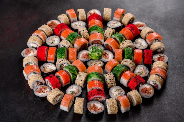 Rollos de sushi delicioso fresco sobre un fondo oscuro