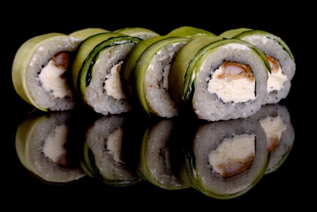 Rollos de sushi delicioso fresco sobre un fondo oscuro