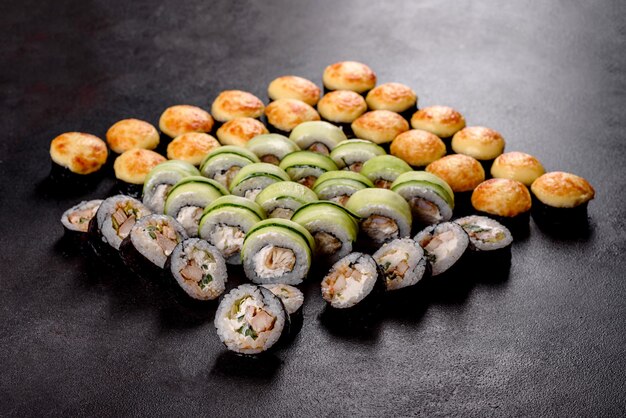 Rollos de sushi delicioso fresco sobre un fondo oscuro