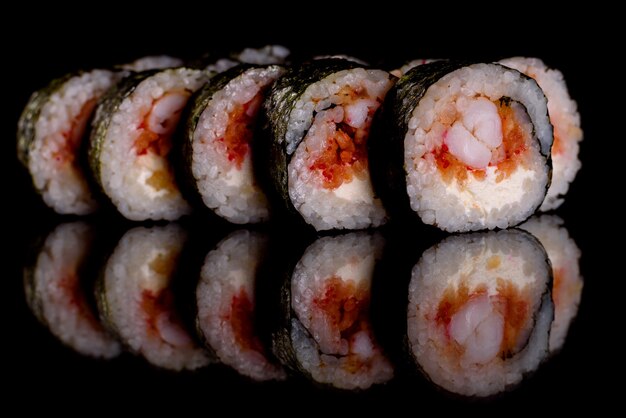 Rollos de sushi delicioso fresco sobre un fondo oscuro