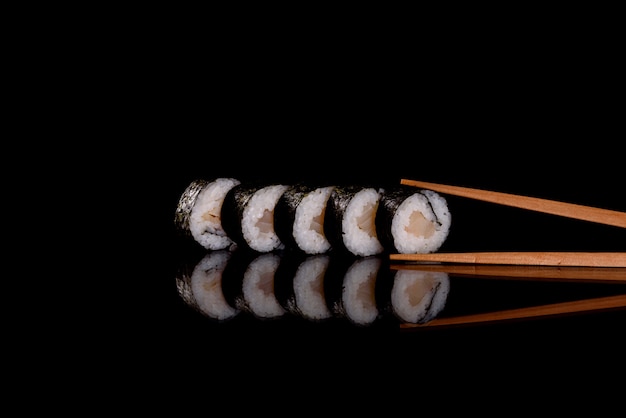 Rollos de sushi delicioso fresco sobre un fondo oscuro