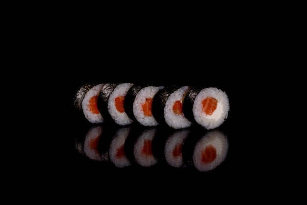 Rollos de sushi delicioso fresco sobre un fondo oscuro