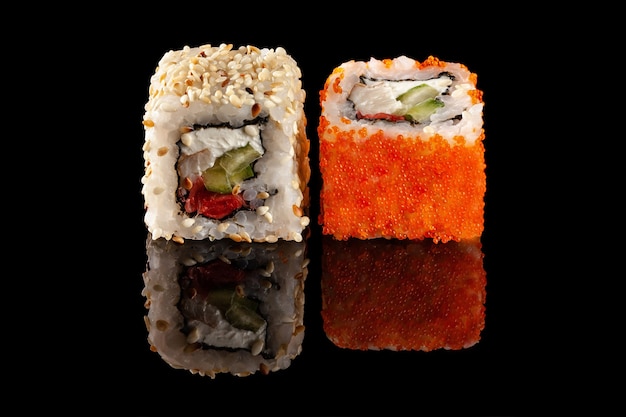 rollos de sushi con diferentes rellenos