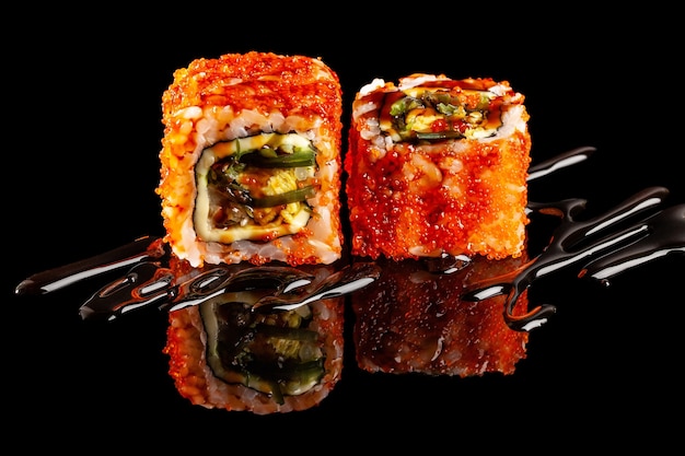 Foto rollos de sushi con diferentes rellenos