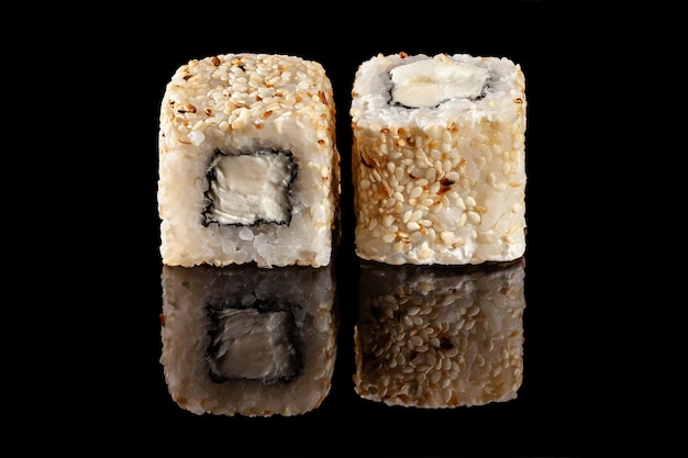 Foto rollos de sushi con diferentes rellenos