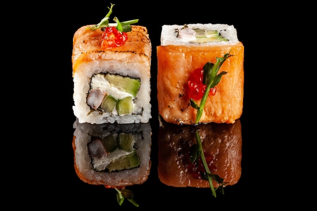 Foto rollos de sushi con diferentes rellenos