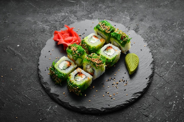 Foto rollos de sushi con ensalada de caviar chuka y queso cocina tradicional japonesa vista superior