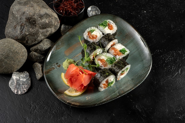 Rollos de sushi con ensalada de salmón y chuka.