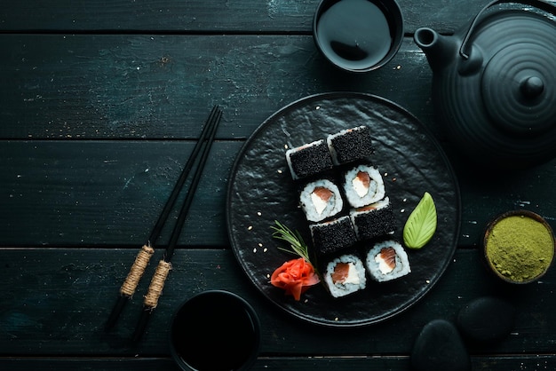 Rollos de sushi Fila Black con caviar negro, salmón y queso Vista superior Espacio libre para el texto