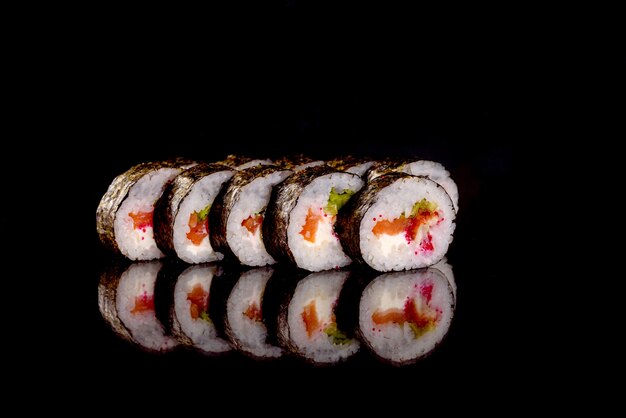 Rollos de sushi frescos preparados con las mejores variedades de pescados y mariscos