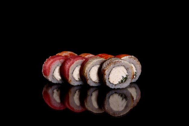 Rollos de sushi hermoso delicioso fresco aislado