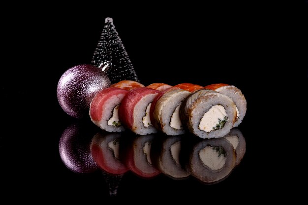 Rollos de sushi hermoso delicioso fresco aislado