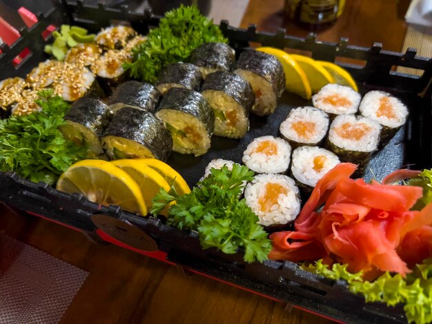 Rollos de sushi con hierbas frescas y limón