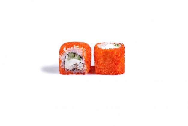 Rollos de sushi japonés aislados en blanco