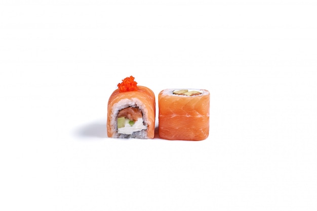 Rollos de sushi japonés aislados en blanco