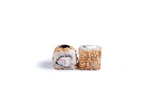 Rollos de sushi japonés aislados en blanco