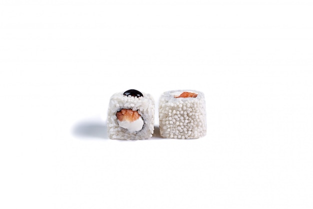 Rollos de sushi japonés aislados en blanco